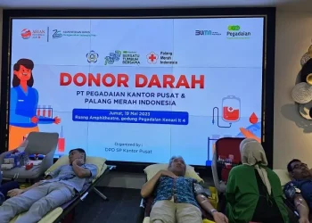 Acara donor darah oleh karyawan dan karyawati PT Pegadaian di Kantor Pegadaian Salemba.