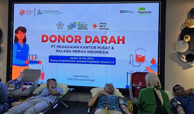 Acara donor darah oleh karyawan dan karyawati PT Pegadaian di Kantor Pegadaian Salemba.