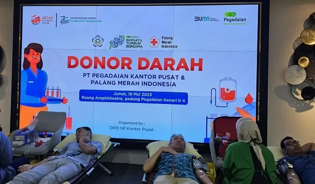 Acara donor darah oleh karyawan dan karyawati PT Pegadaian di Kantor Pegadaian Salemba.