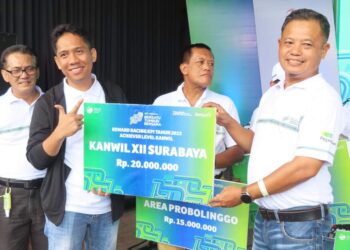 Penyerahan hadiah kepada peraih Reward Racing KPI 2023 oleh Pinwil 12 Surabaya (14/5/2023).