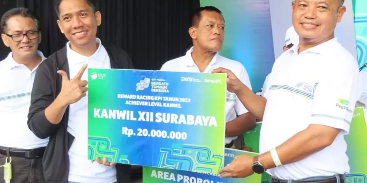 Penyerahan hadiah kepada peraih Reward Racing KPI 2023 oleh Pinwil 12 Surabaya (14/5/2023).