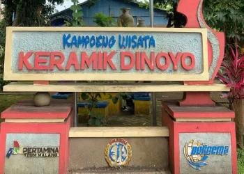 Monumen kampung wisata keramik Dinoyo.