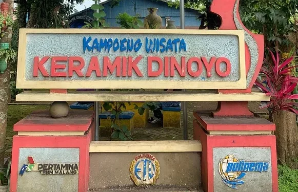 Monumen kampung wisata keramik Dinoyo.