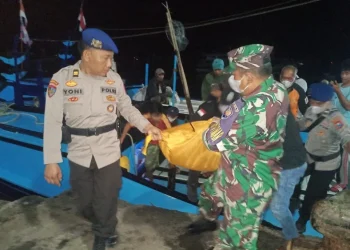 Petugas mengevakuasi jenazah Amir, ABK yang meninggal di kapal.