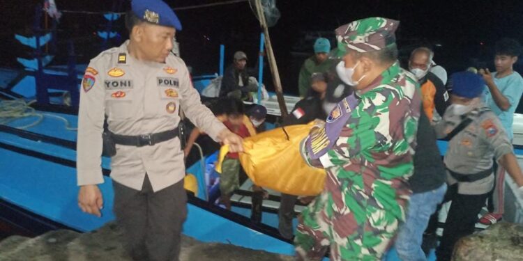 Petugas mengevakuasi jenazah Amir, ABK yang meninggal di kapal.