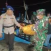 Petugas mengevakuasi jenazah Amir, ABK yang meninggal di kapal.