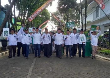 Rombongan DPC PKB Kabupaten Malang berjalan menuju Kantor KPU Kabupaten Malang dengan melantunkan sholawat.