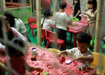 Anak-anak asyik belajar dan bermain di Malang Smart Arena