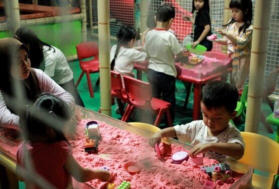 Anak-anak asyik belajar dan bermain di Malang Smart Arena