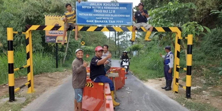Penampakan portal pembatas kendaraan berat di Jalur Klemuk bagian atas yang dibangun swadaya oleh masyarakat sudah rampung dibangun tak lebih dari sepekan