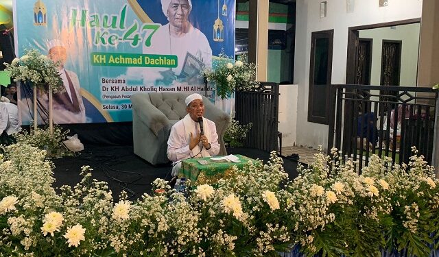 Dr KH Abdul Kholiq Hasan MHI Al Hafidz dari Pesantren Al Amanah, Bahrul Ulum, Tambak Beras Jombang saat mengisi ceramah.
