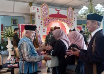 Bupati Malang, Sanusi menyalami ASN di acara halal bihalal.