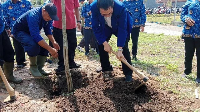 Penanaman pohon secara simbolis oleh rektor UM (02/04/2023).