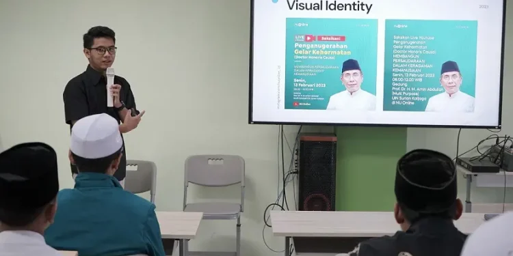 Tim pengabdian mahasiswa Universitas Negeri Malang (UM) menggelar pelatihan konten kreator berbasis turats dan kitab ulama nusantara di MAN Kota Batu.