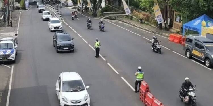 Selama libur lebaran 2023, jalur utama masuk ke Kota Batu di Jalan Ir Sokarno diberlakukan jalur satu arah untuk mengantisipasi kepadatan lalu lintas. Foto: Azmy