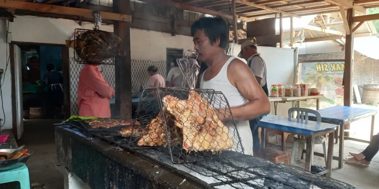 Warung Mak Sih di Pantai Kondang Merak