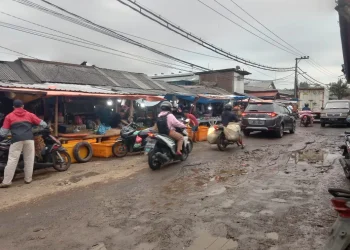 Lubang jalan di pasar Gadang