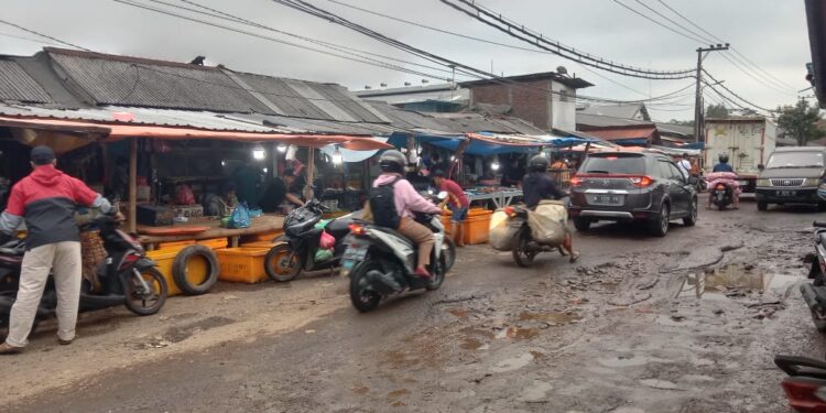 Lubang jalan di pasar Gadang