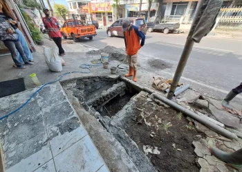 Lubang besar di Trotoar jalan di Kota Batu