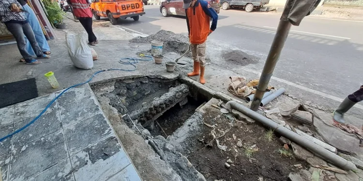 Lubang besar di Trotoar jalan di Kota Batu