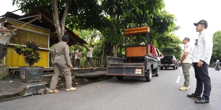 Satpol PP Pemkot Batu tertibkan bangunan PKL di Atas Trotoar.