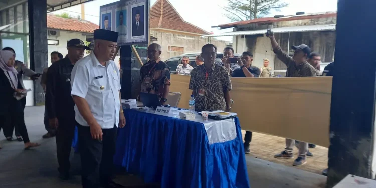 Bupati Malang, Sanusi tinjau pelaksanaan Pilkades Serentak II