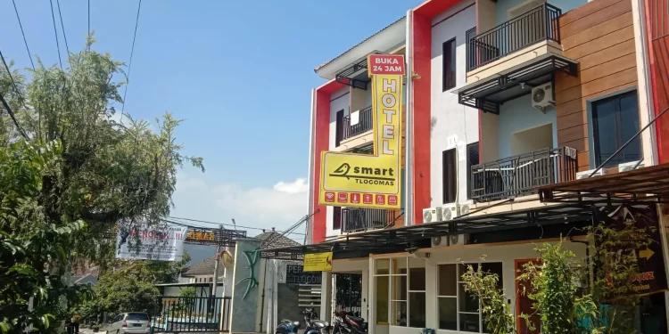 hotel diprotes warga lantaran dugaan sebagai tempat prostitusi.