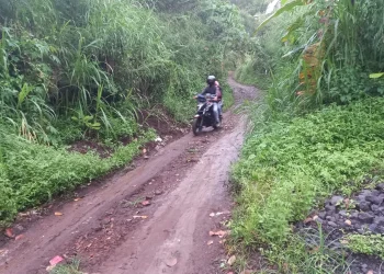 warga melintasi Jalan tanah