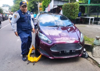 Gembok mobil parkir sembarangan