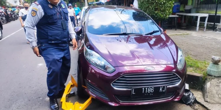Gembok mobil parkir sembarangan