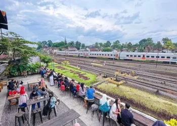 kafe di tepi rel kereta api di Kota Malang.