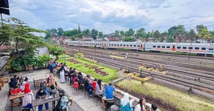 kafe di tepi rel kereta api di Kota Malang.