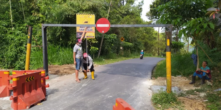 Portal pembatas di jalur klemuk Kota Batu