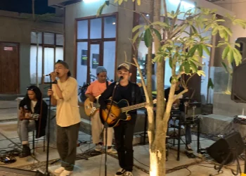 teras rumah gelar musik osing banyuwangi.