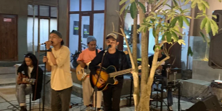 teras rumah gelar musik osing banyuwangi.