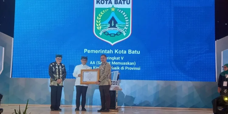 Pemkot Batu terima penghargaan