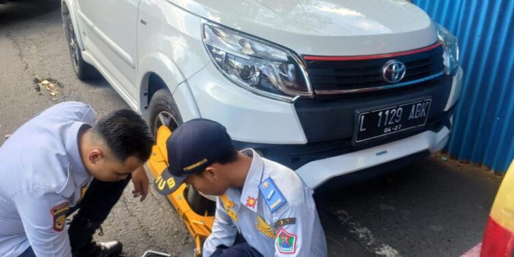 Dishub Kota Malang tindak tegas kendaraan yang melanggar larangan parkir.