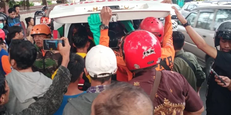 evakuasi korban bunuh diri di Jembatan Suhat