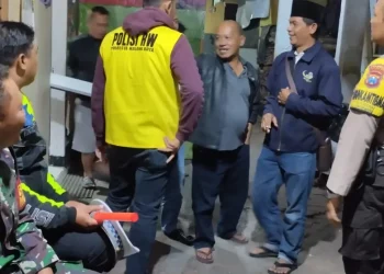 Polisi RW diturunkan usai bentrok mahasiswa dan warga.