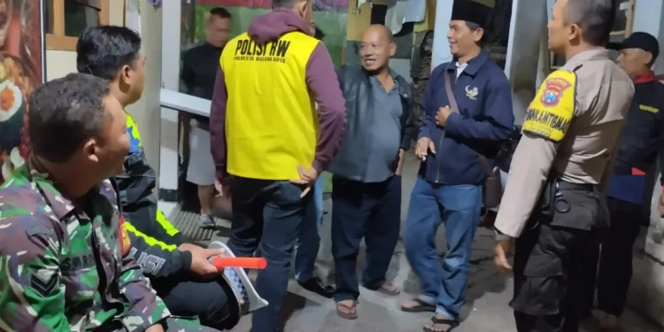 Polisi RW diturunkan usai bentrok mahasiswa dan warga.