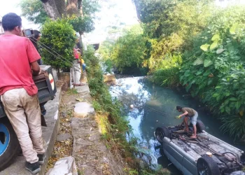 Mobil masuk sungai pengemudi lupa tarik rem tangan