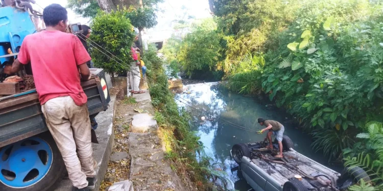 Mobil masuk sungai pengemudi lupa tarik rem tangan