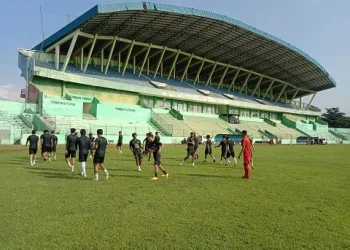 Punggawa Arema FC menjalani sesi latihan di Stadion Gajayana Kota Malang pada musim lalu.