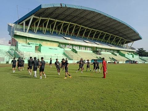 Punggawa Arema FC menjalani sesi latihan di Stadion Gajayana Kota Malang pada musim lalu.