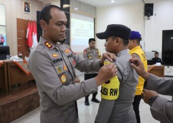 Kapolres Malang, AKBP Putu Kholis Aryana mengukuhkan polisi RW.