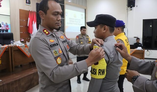 Kapolres Malang, AKBP Putu Kholis Aryana mengukuhkan polisi RW.