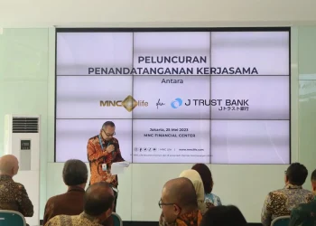 Acara penandatangan kerja sama antara PT Bank J Trust Indonesia Tbk dan PT MNC Life Assurance.