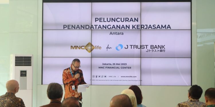 Acara penandatangan kerja sama antara PT Bank J Trust Indonesia Tbk dan PT MNC Life Assurance.
