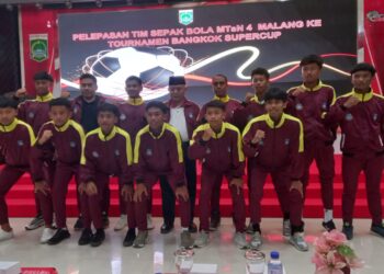 Bupati Malang memberangkatkan tim sepak bola MTsN 4 Malang.