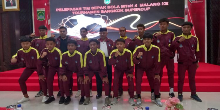 Bupati Malang memberangkatkan tim sepak bola MTsN 4 Malang.